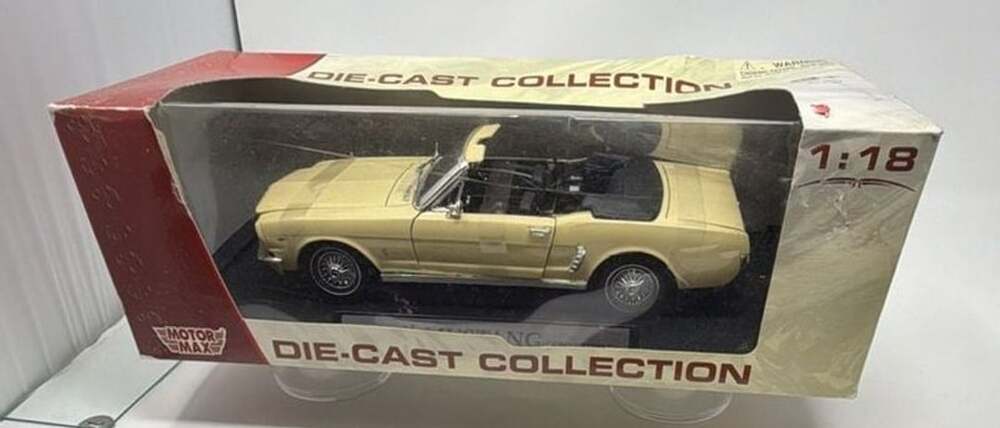 Motormax 1964 1/2 Ford Mustang Convertible Cream 1/18 Diecast Car Model